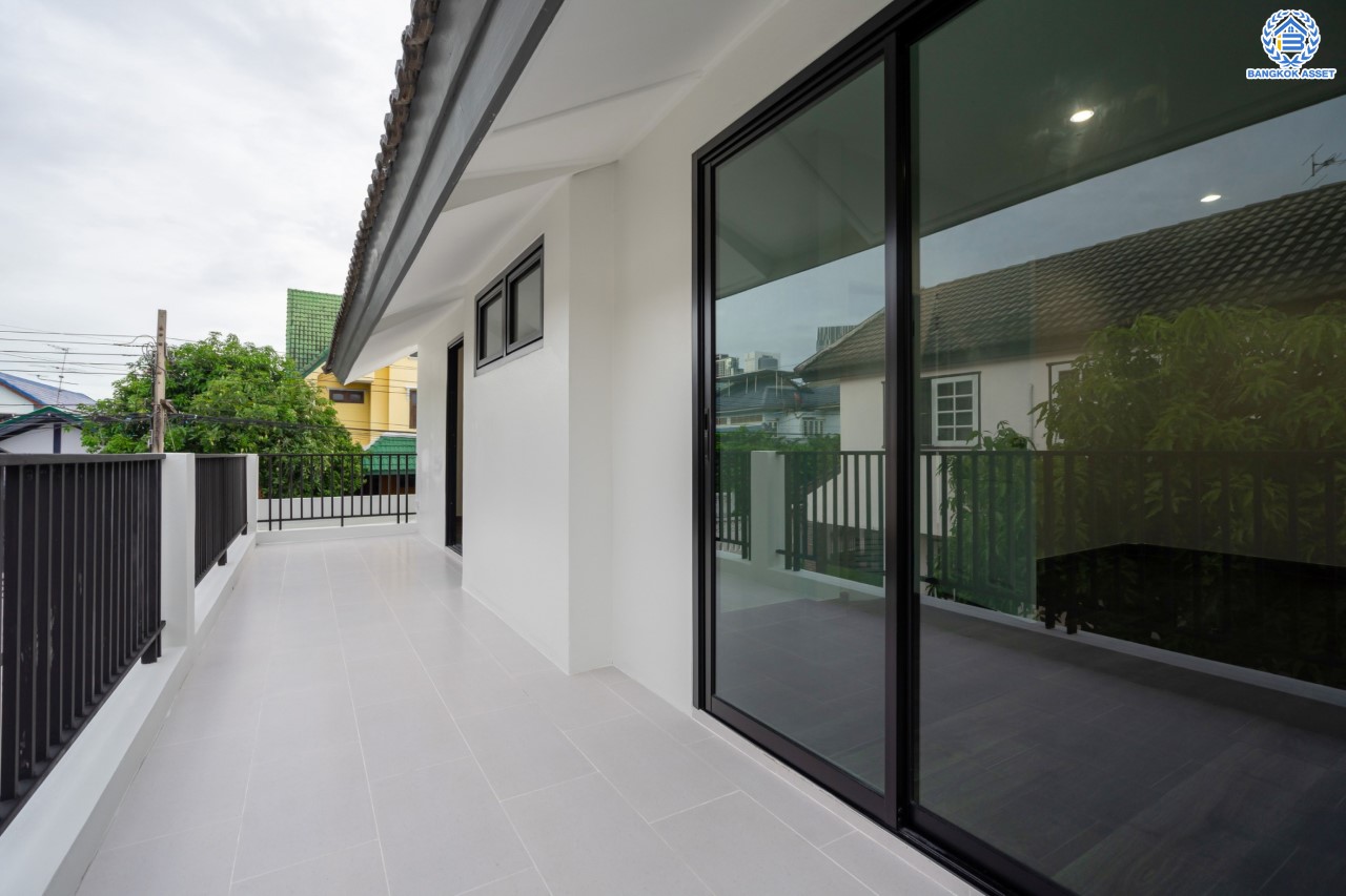 บ้านมือสองตกแต่งใหม่ ม.กฤษดานคร แจ้งวัฒนะ เนื้อที่ 63 ตร.ว. ฟังก์ชันจัดเต็ม 3 ห้องนอน 2 ห้องน้ำ 1 ห้องอเนกประสงค์ จอดรถได้ 2 คัน ดีไซน์ Classic บนทำเลศักยภาพ เชื่อมต่อหลายเส้นทาง ใกล้ทางด่วนแจ้งวัฒนะ, เซ็นทรัลแจ้งวัฒนะ และรถไฟฟ้าสายสีชมพู "สถานีแจ้งวัฒนะ-ปากเกร็ด 28"